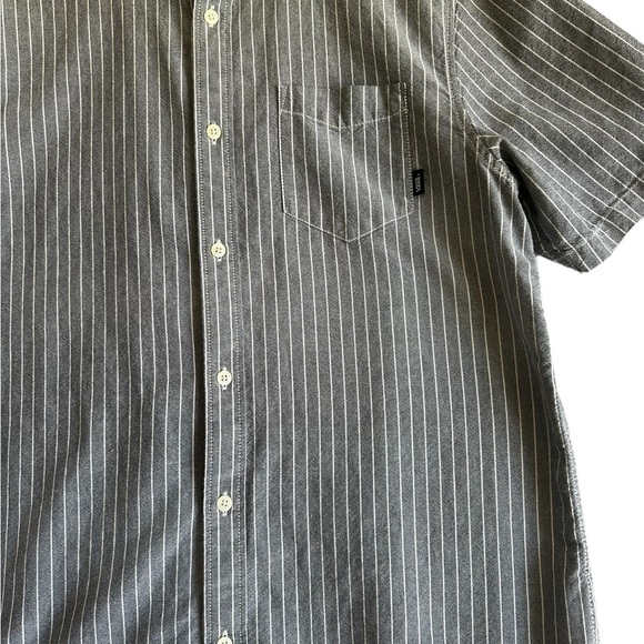 VANS MEN’S BUTTON FRONT SHORT SLEEVE SZ MEDIUM - Picture 2 of 6